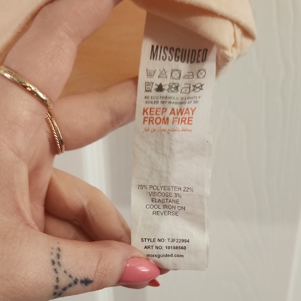 Missguided Peach Button-Front Cropped Tee with Logo Tag - Picture 5 of 8